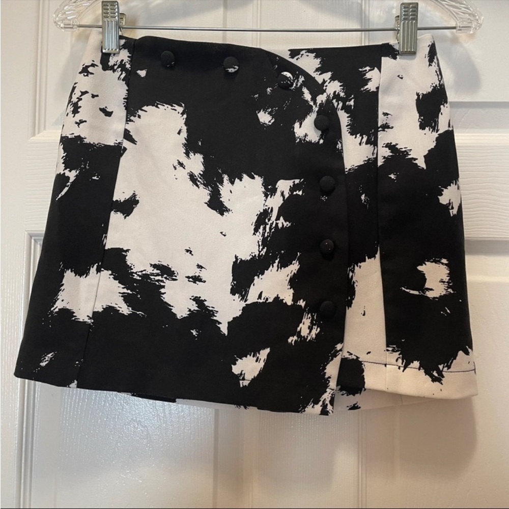 NWT Urban Outfitters Black and White Abstract Print Mini Skirt Buttons Size XS